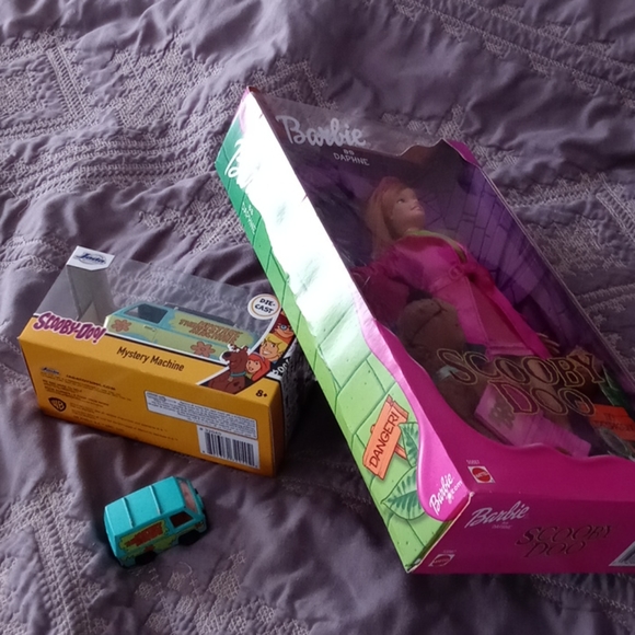 Scooby Doo Barbie as Daphne and 2 Mystery Machines - Picture 10 of 10